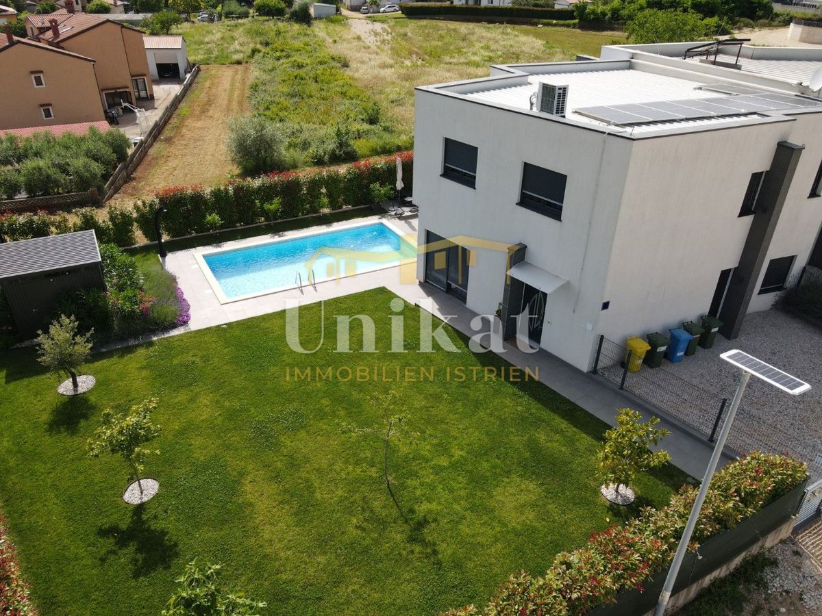 Moderna dvojna hiša s bazenom in pogledom na morje